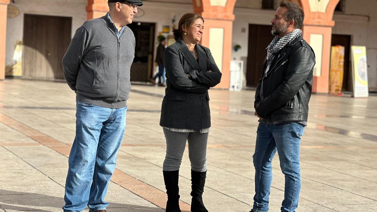 Fran Martínez, portavoz de la coalición Hacemos Córdoba (dcha.), junto a la concejal Irene Ruiz y Lorenzo Aguilar.