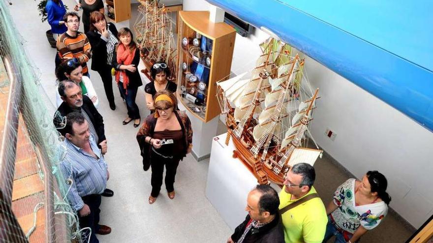 Una visita de grupo al Centro de Interpretación da Ría de Arousa (CIRA), un edificio que va a ser derribado en breve. // Iñaki Abella