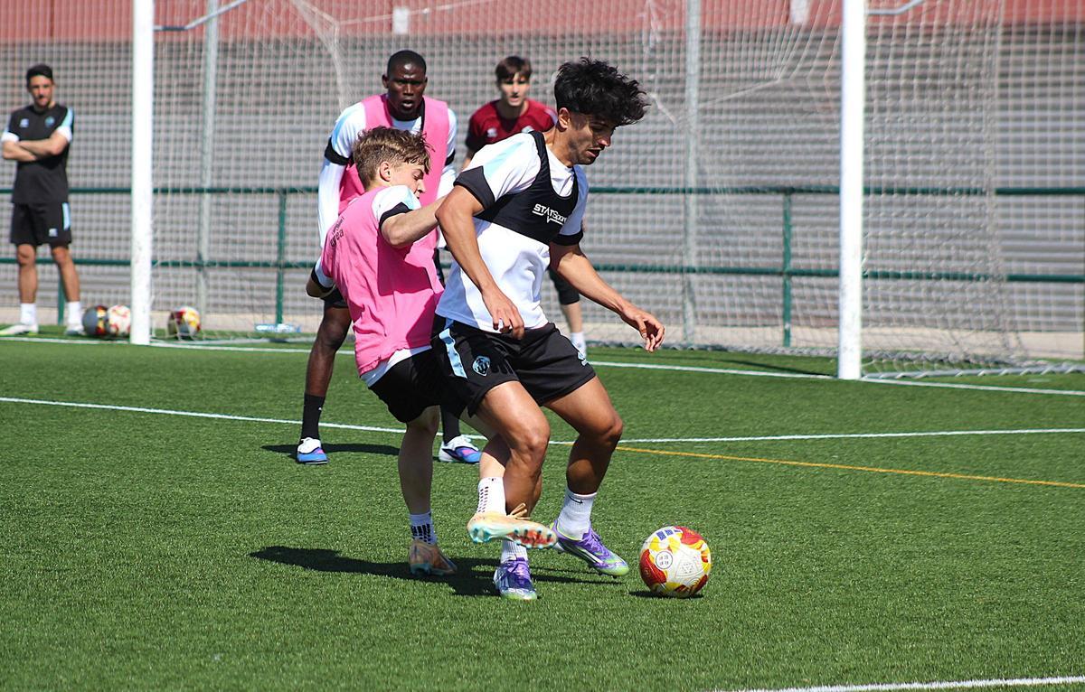 Jacobo de Oro pelea un balón con Óscar Albiol en el entrenamiento del miércoles.