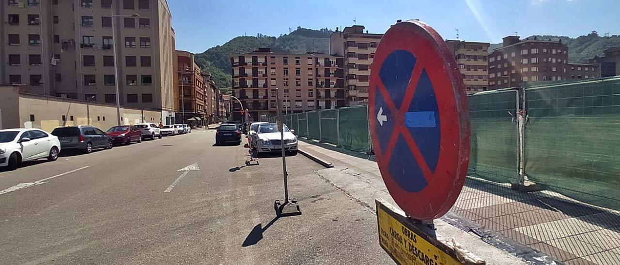 La zona donde se habilitará el punto de conexión entre el futuro parque de La Mayacina y el Paseo de la Estación del Vasco, con parte de los muros que se quieren pintar al fondo a la izquierda. | D. M.