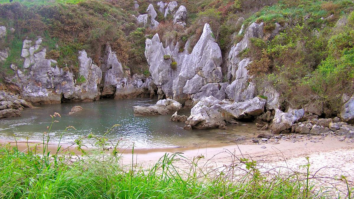 Playa de Gulpiyuri.