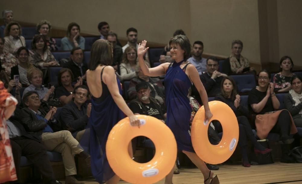 Desfile en el Auditorio de mujeres afectadas por cáncer de mama