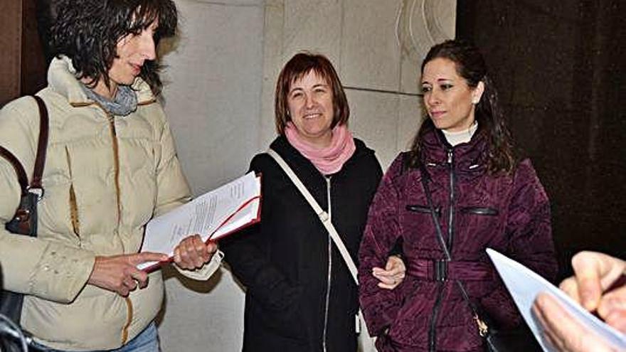 Entrega de firmas ayer en la Delegación Territorial de la Junta, en Zamora.