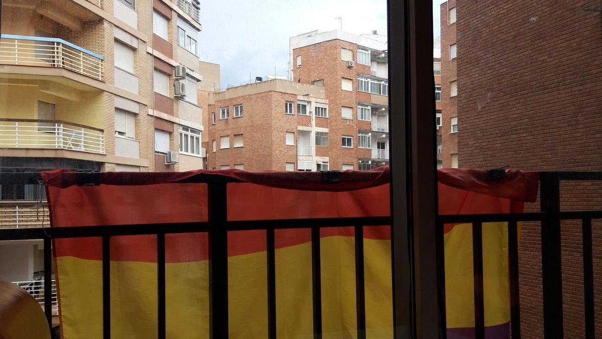 Foto colgada por el joven, con la tricolor en su casa de alquiler.