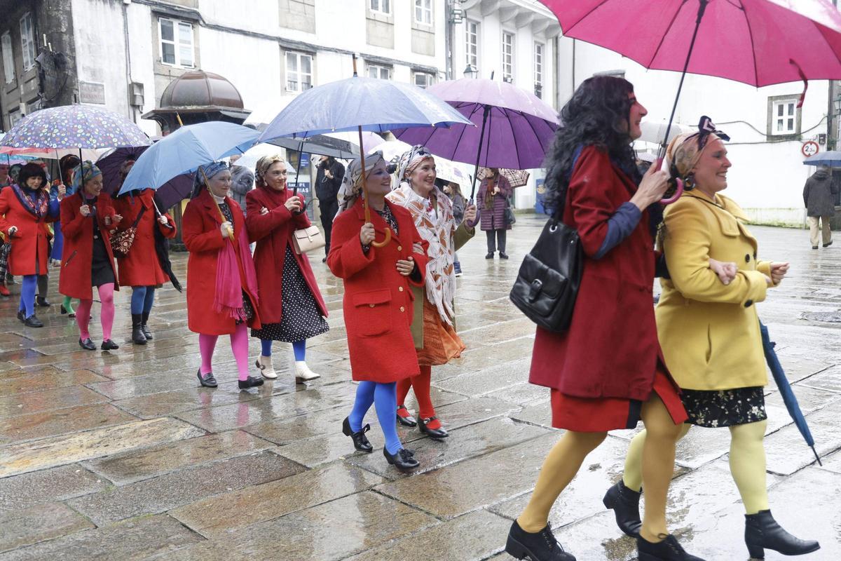 A comparsa de Maruxas e Coralias enche Compostela de cor