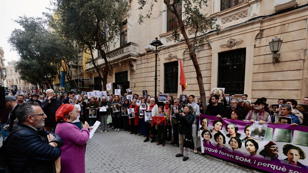 Unas 200 personas protestan contra la derogación de la ley de Memoria Democrática