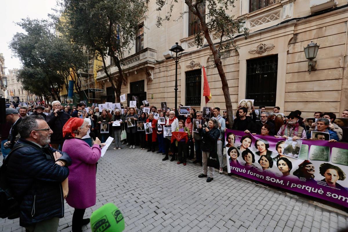 Unas 200 personas protestan contra la derogación de la ley de Memoria Democrática Unas 200 personas protestan contra la derogación de la ley de Memoria Democrática