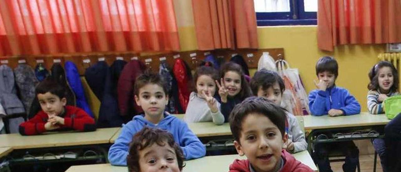 Niños del colegio de Sabugo durante una actividad de lectura de los cuentos publicados en LA NUEVA ESPAÑA de Avilés.