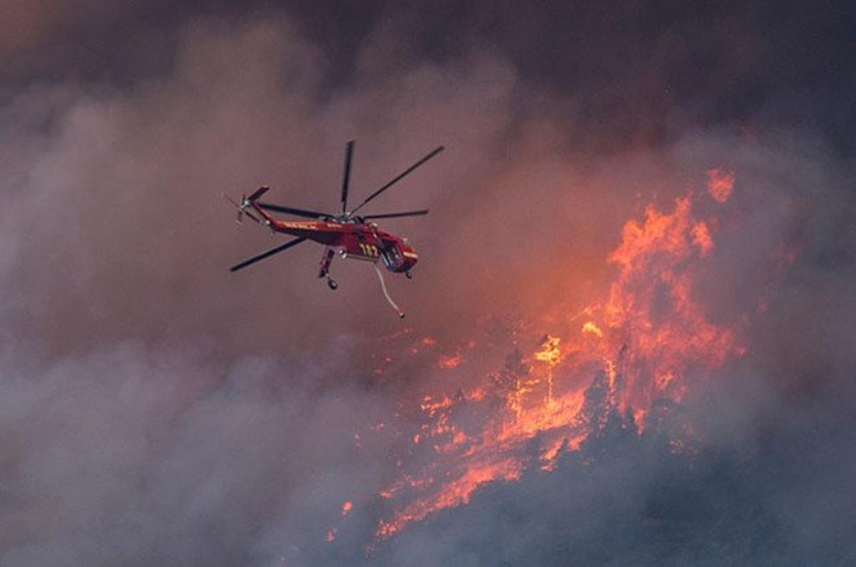 Un helicòpter intenta apagar un incendi al canyó de Waldo, a Colorado (EUA).