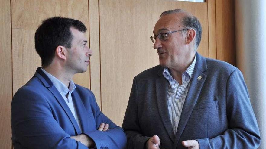 El secretario general del PSdeG, Gonzalo Caballero, con el rector de la UVigo, Manuel Reigosa. // Duvi