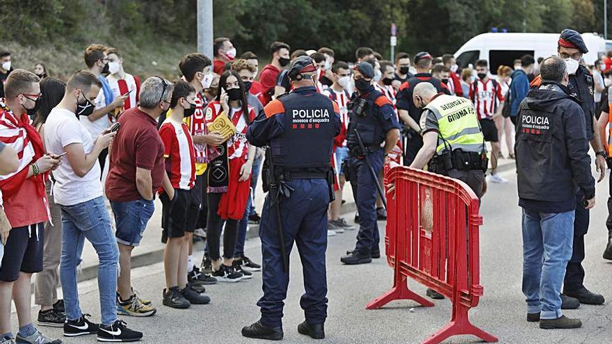 Aficionats del Girona davant el cordó de seguretat