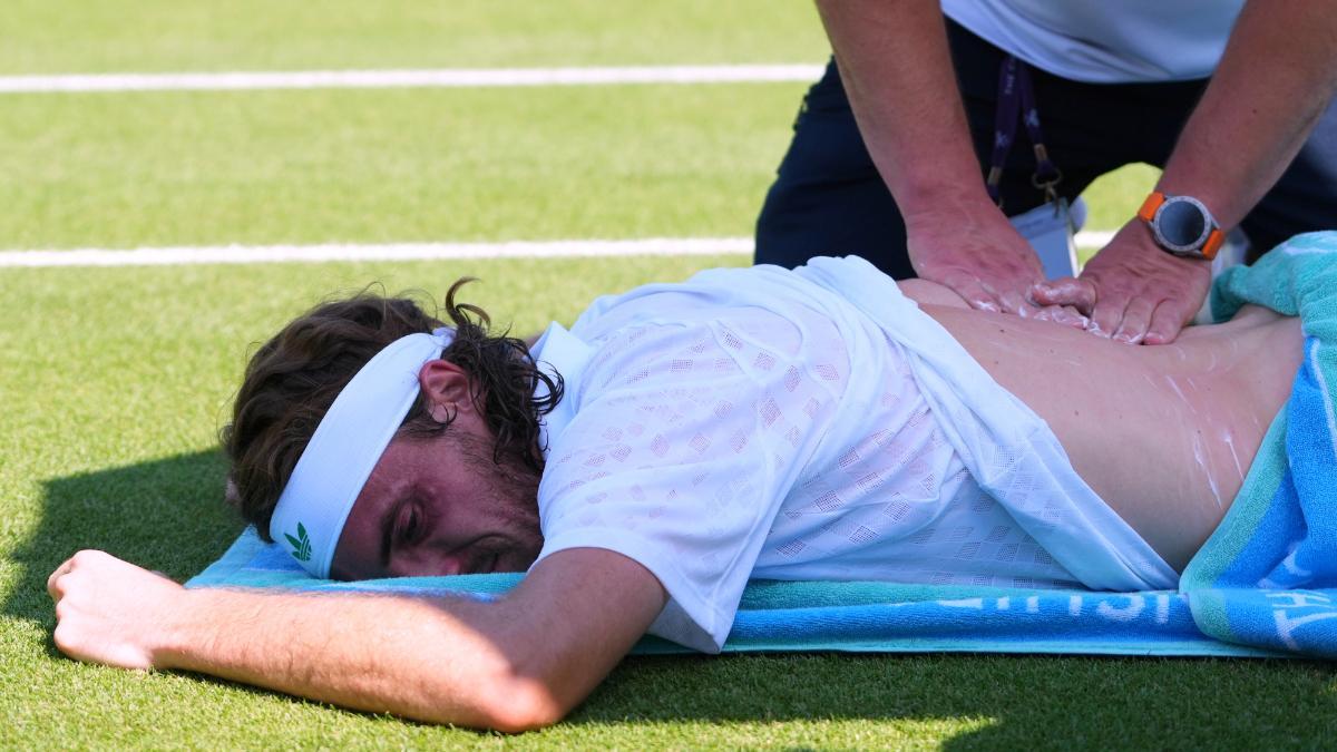 Stefanos Tsitsipas con problemas en la espalda