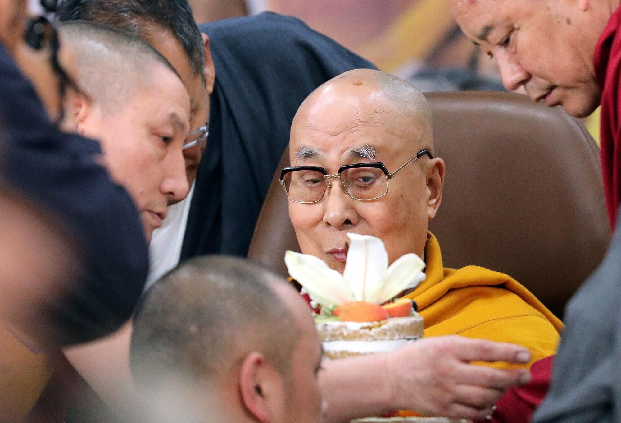 DHARAMSALA (India), 06/07/2025.- Tibetan Buddhism spiritual leader the Dalai Lama (C) cuts the cake during his 90th birthday celebrations at Tibetans' main temple of Tsuglagkhang at McLeod Ganj, near Dharamsala, India, 06 July 2025. EFE/EPA/HARISH TYAGI
