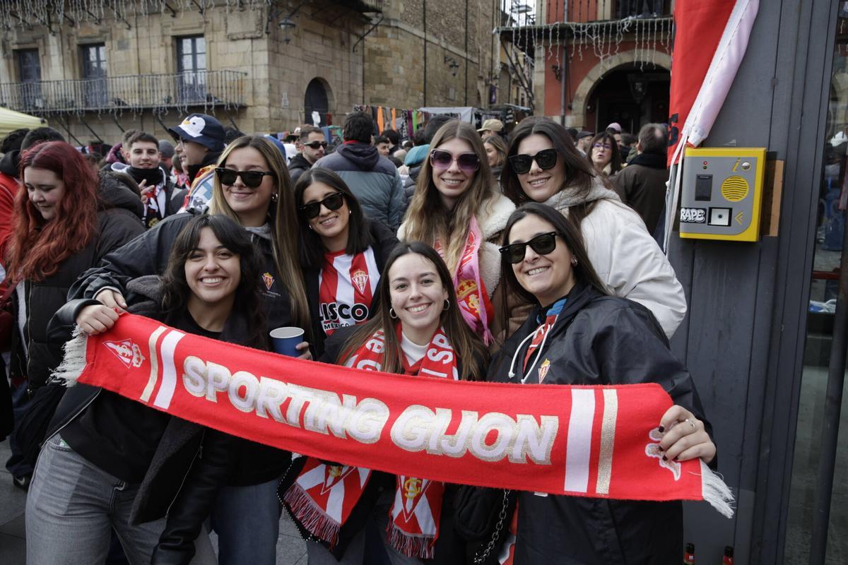 La Mareona invade León ates del partido del Sporting