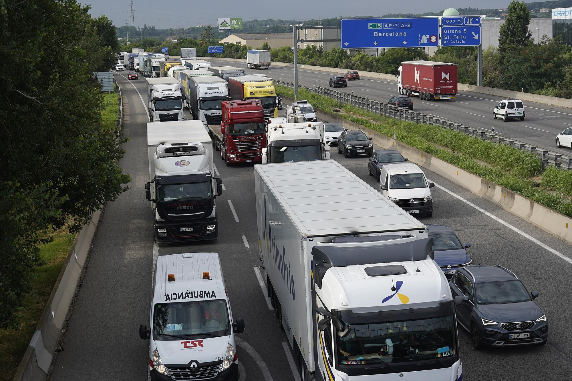 Les imatges de les cues quilomètriques a l’AP-7 per un accident múltiple a Salt