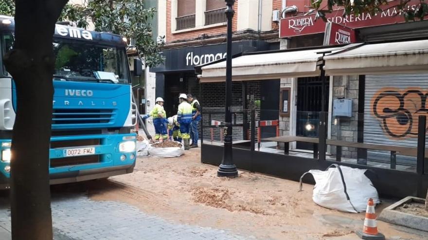 Vídeo: Operarios de la EMA arreglando el suministro de agua en la calle Asturias