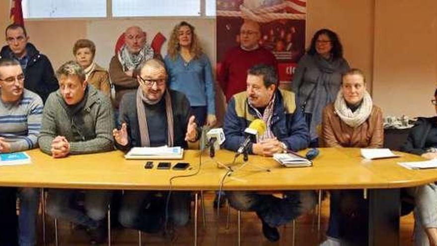 Delegados de CIG, UGT, CUT y USO comparecieron juntos. // M.G. Brea