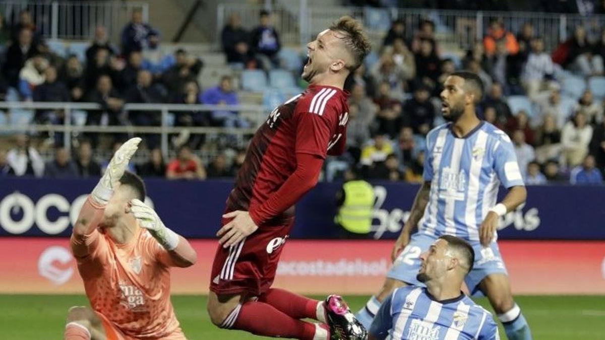 Vada cae en el área tras un remate que el argentino falló delante de Yáñez.