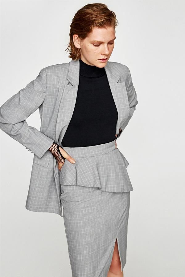 Es temporada de dos piezas en Zara: blazer y falda midi con peplum