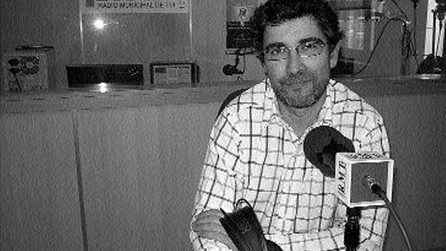 José Font Moldes, director y fundador de la Radio Municipal de Tui: "La  radio de Tui es un vivero de profesionales y líder de audiencia" - Faro de  Vigo