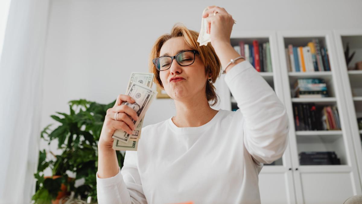 Una persona disfrutando de su dinero