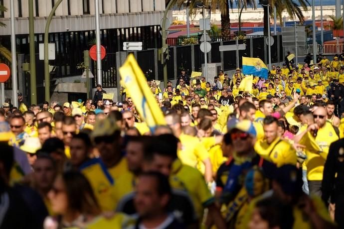 Llegada de la afición y de los equipos de CD Tenerife y de la UD Las Palmas antes de comenzar el Derbi en el estadio.