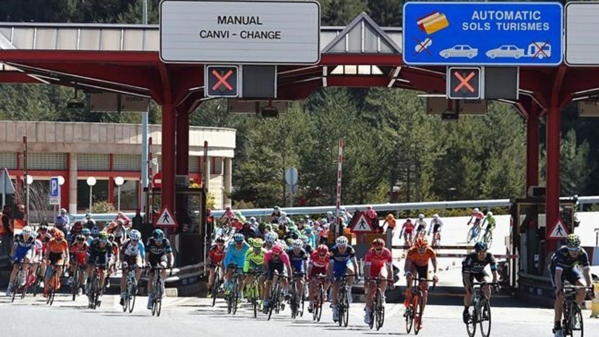 La Volta 2016 pasando por el túnel del Cadí