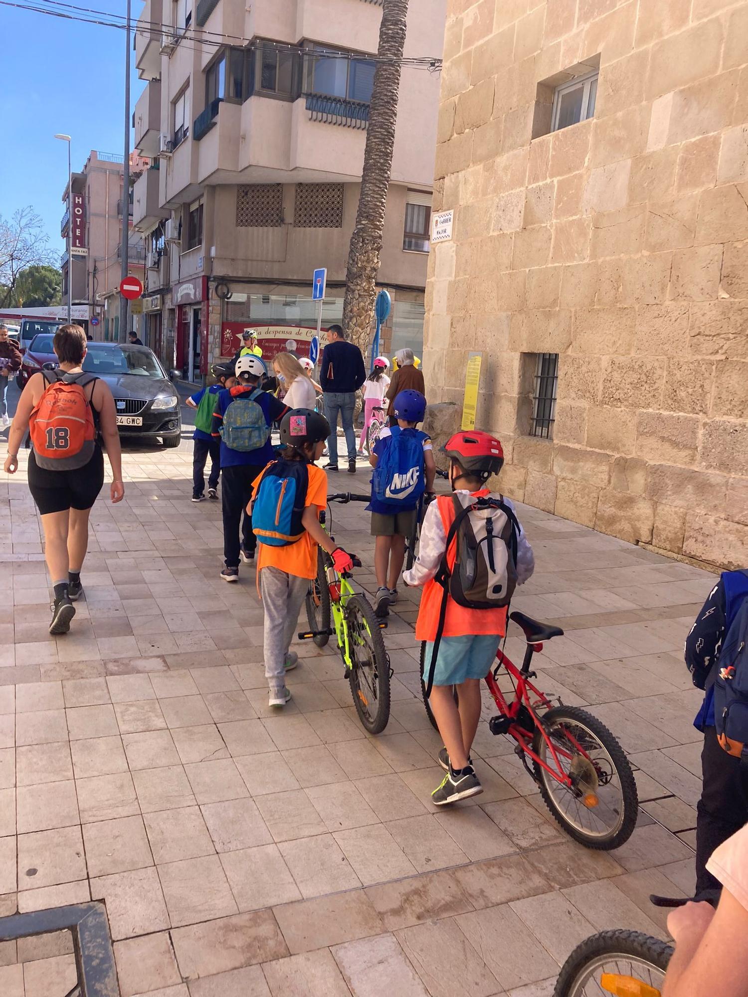 Los primeros escolares en visitar la Reliquia, en bicicleta, hoy