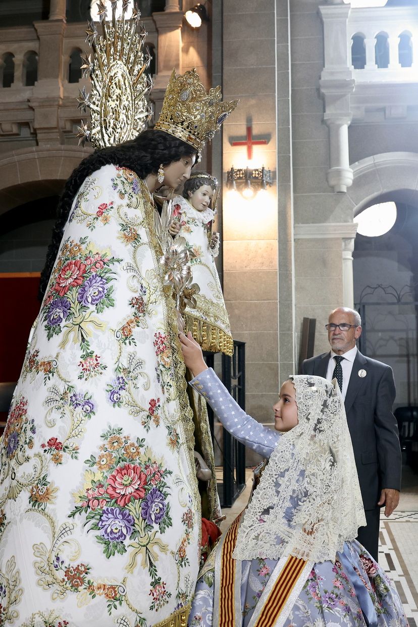 Así ha sido el Besamanos de las falleras mayores y cortes de honor 2025