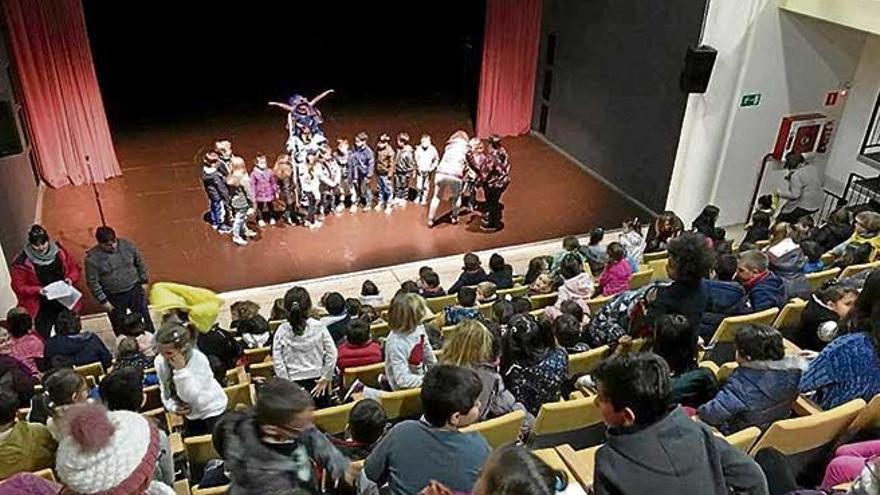 Jóvenes estudiantes y el ´dimoni´ en el Auditori de l´Esponja.