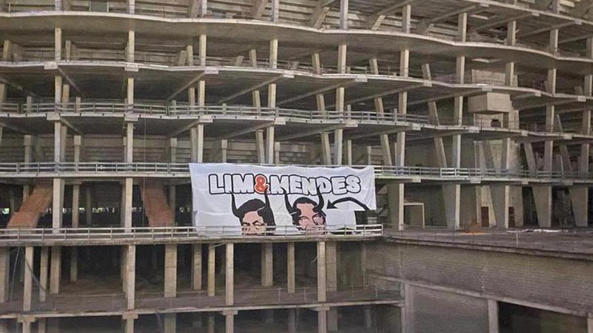 Pancarta con Lim y Mendes en el Nou Mestalla.