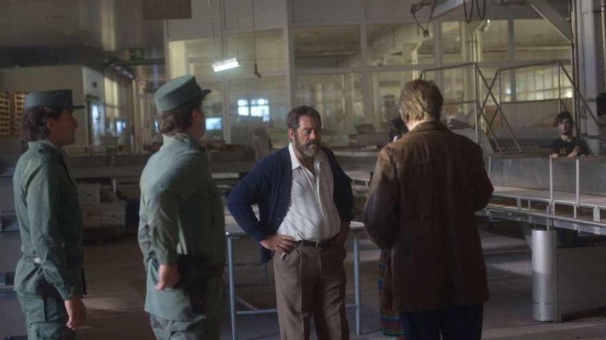 El actor Carlos Blanco, en el interior de la fábrica, en uno de los momentos clave de &quot;Fariña&quot;. // Noé Parga