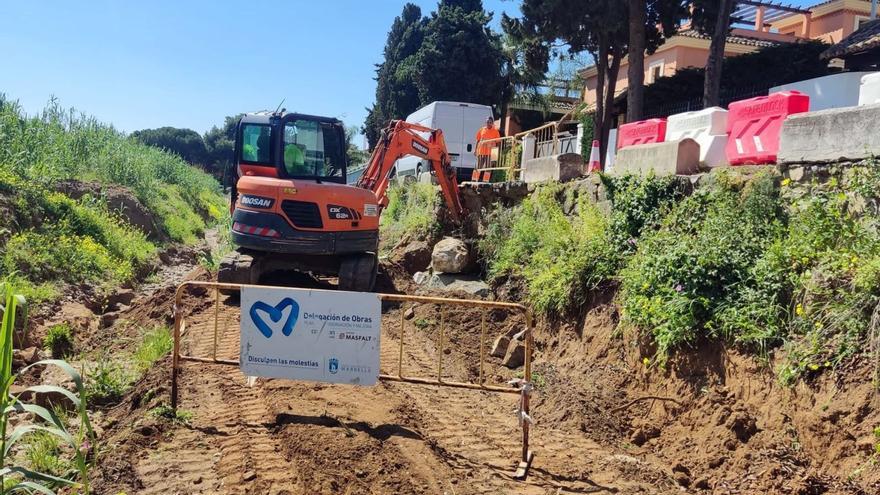 Maquinaria pesada actúa en uno de los arroyos en los que se ejecutan los trabajos de mejora.