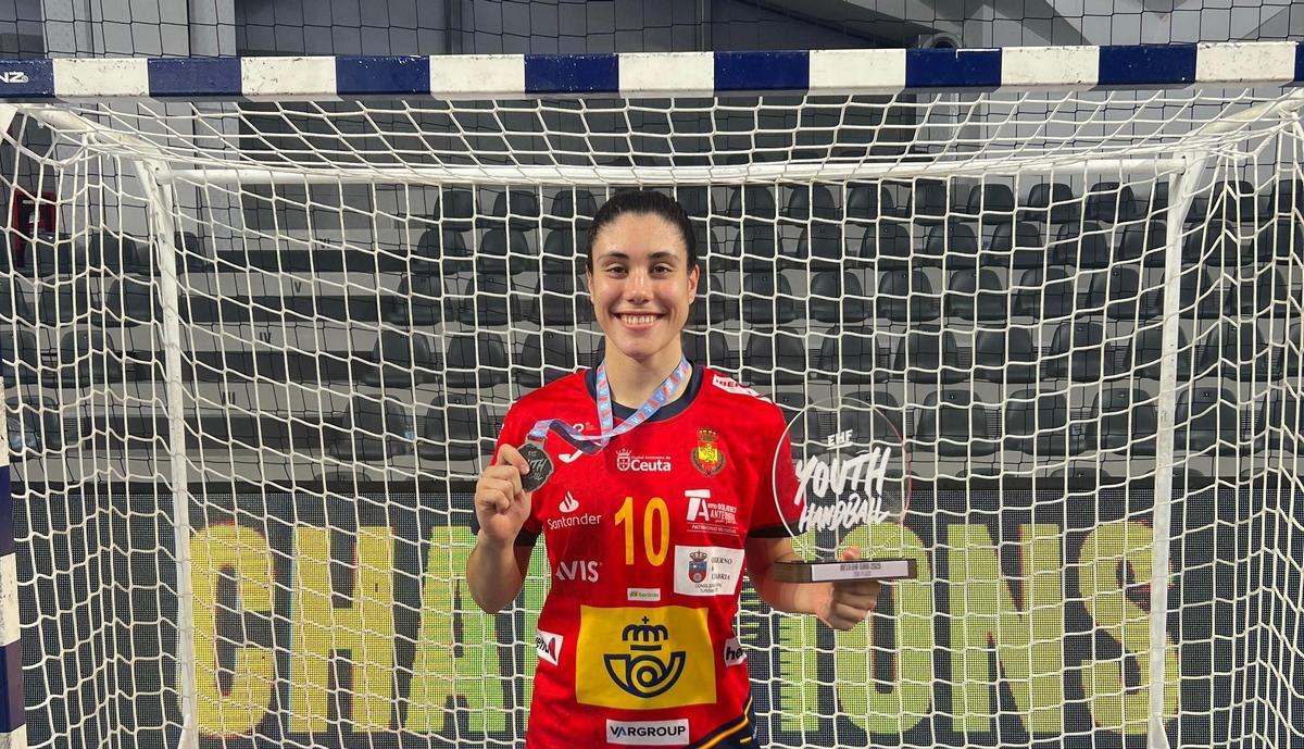 Laura Rodríguez, con la medalla de subcampeona de Europa júnior de balonmano.