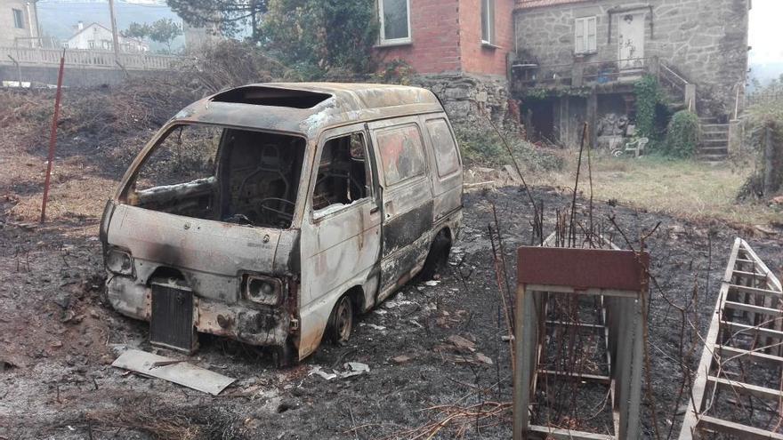 Una furgoneta arrasada por el fuego en la parroquia de Cepeda, en Pazos de Borbén. / Antonio Pinacho