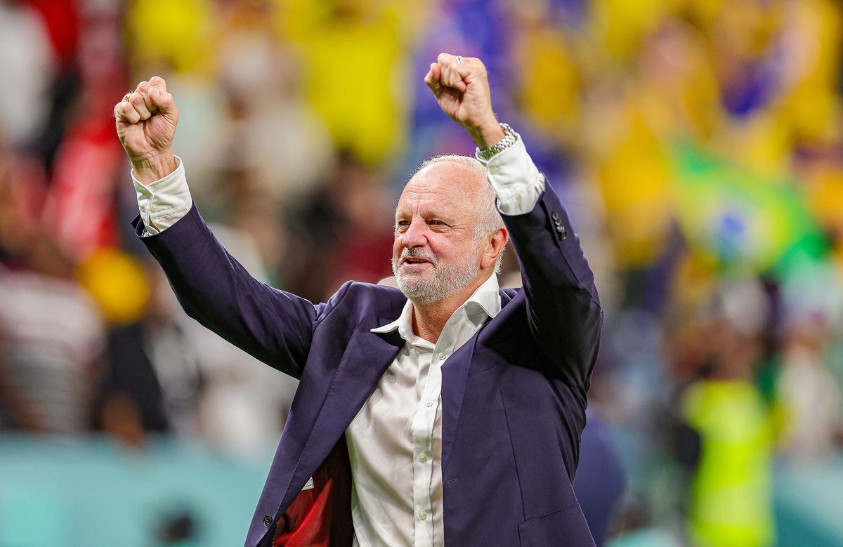 Graham Arnold, seleccionador de Australia, celebra el pase a octavos de final