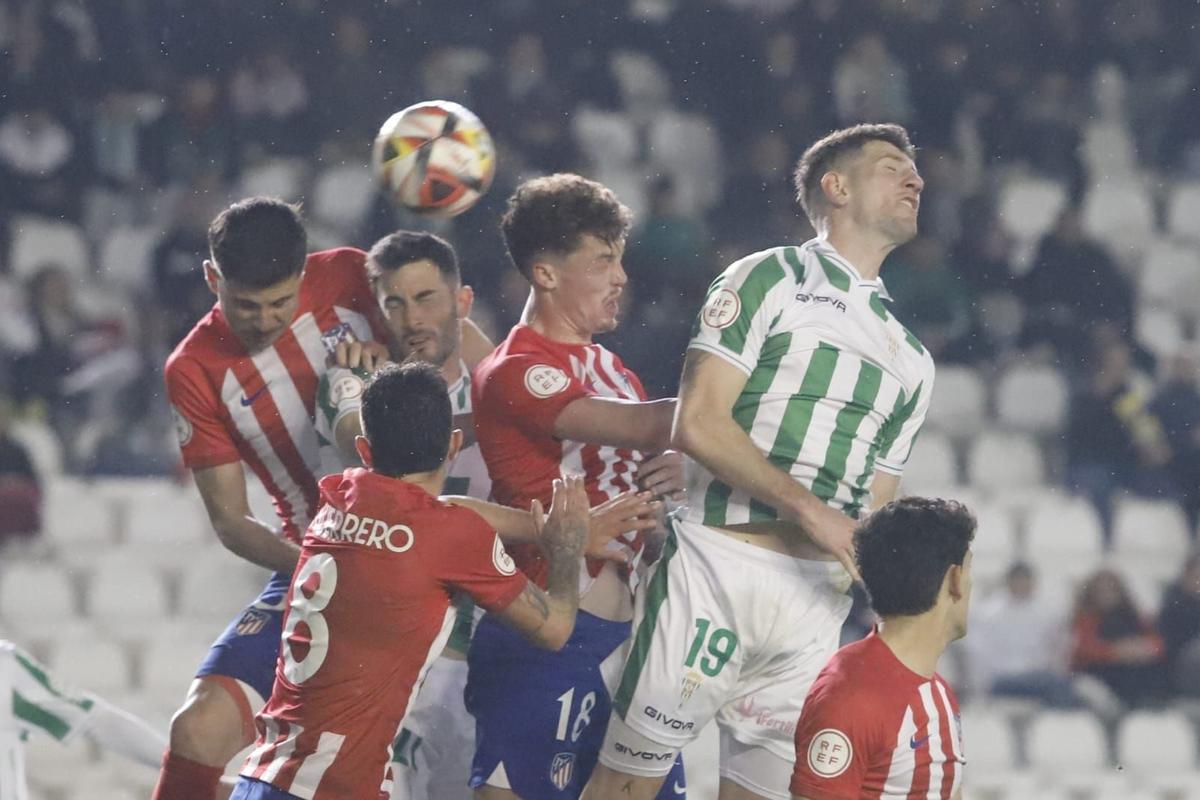 Pugna aérea durante el Córdoba CF-Atlético de Madrid B.