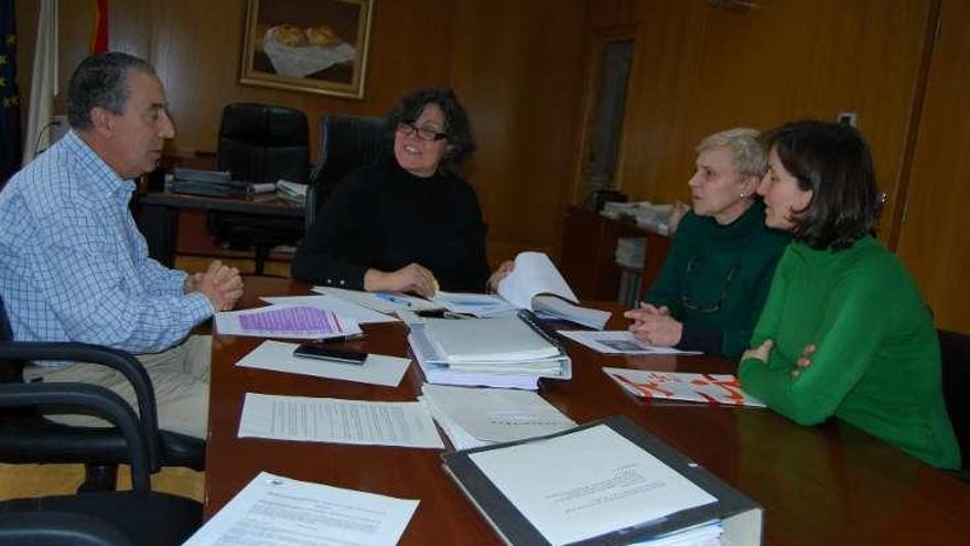 El edil de Comercio, Marcelino Coto, con Eva de la Torre, Juana Pérez, presidenta de Acipor, y Noelia Conde, gerente Acipor. // D.P.