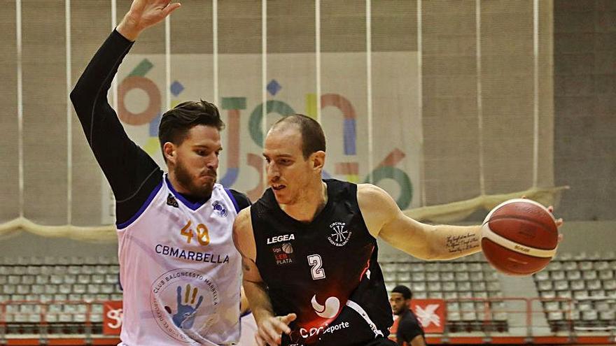 Javi Lucas pugna con el jugador del Marbella Karahodzic | Juan Plaza