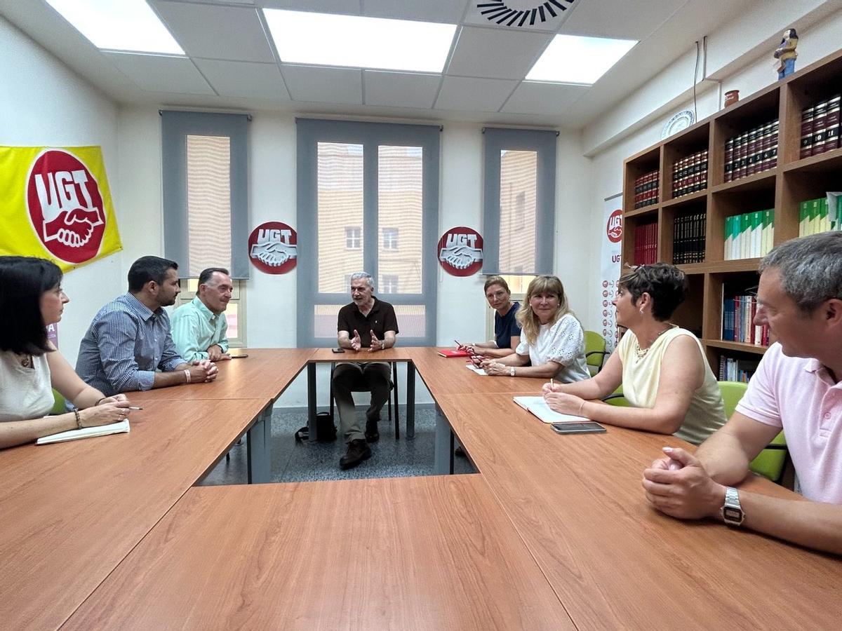 Un momento de la reunión de los candidatos socialistas castellonenses con el secretario general de UGT en la provincia, Fancisco Sacacia