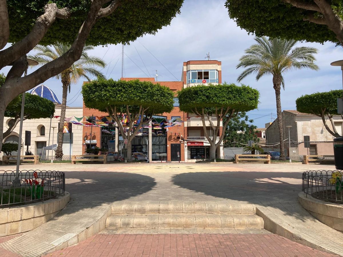 Ayuntamiento de San Fulgencio y plaza de la Constitución