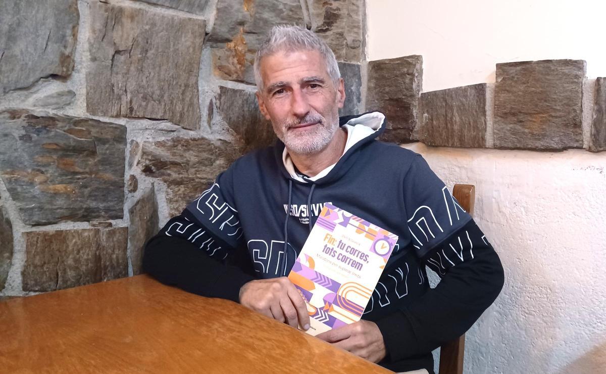Delfí Vilaseca amb el seu llibre 'Fin: tu corres, tots correm'