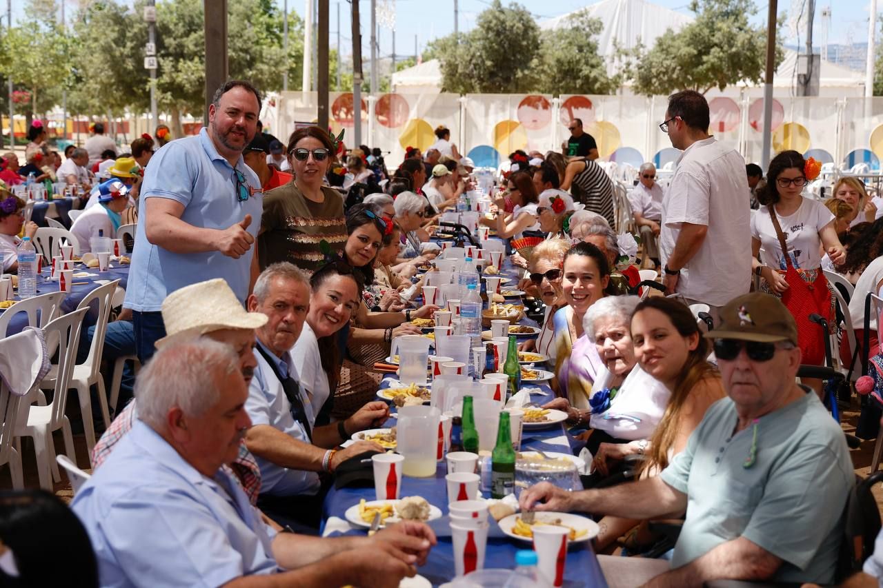 La Feria de Córdoba en imágenes: un martes para tomárselo sin prisas en El Arenal