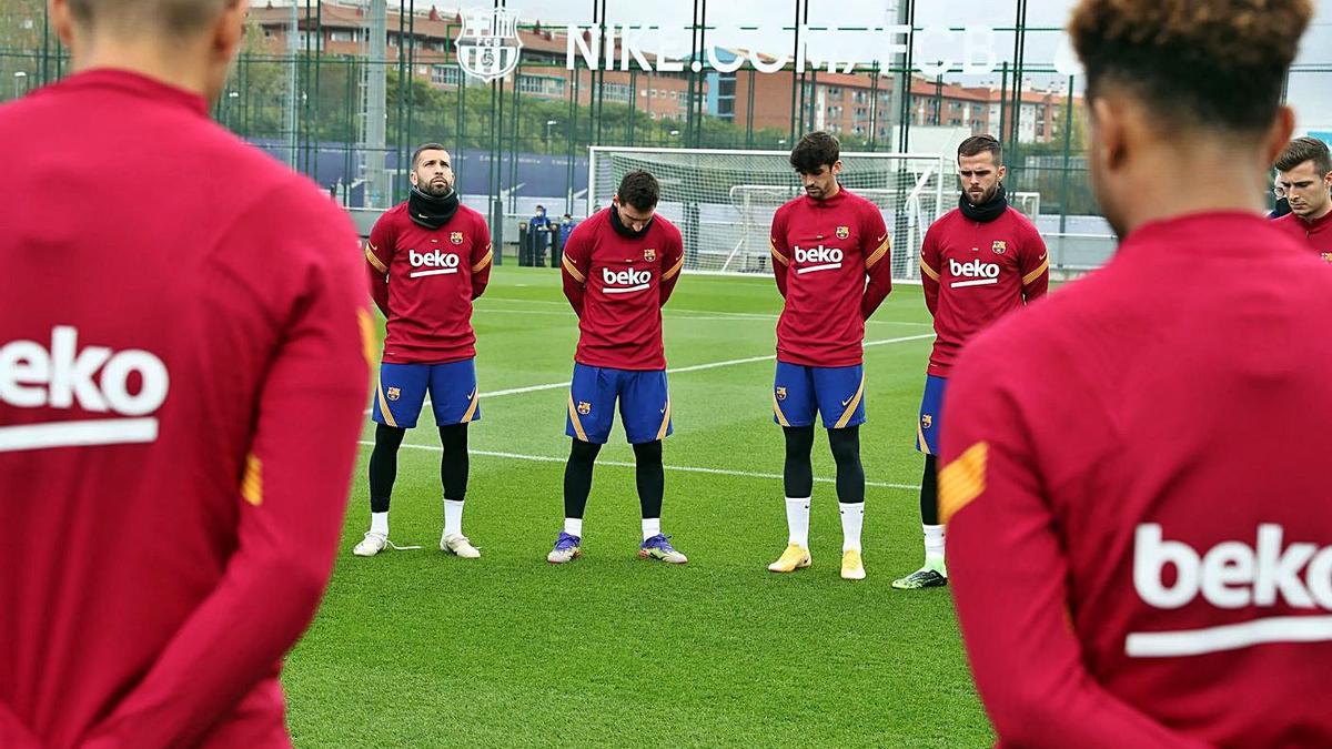 Los jugadores del Barcelona guardan un minuto de silencio por Maradona, ayer. |  // EFE