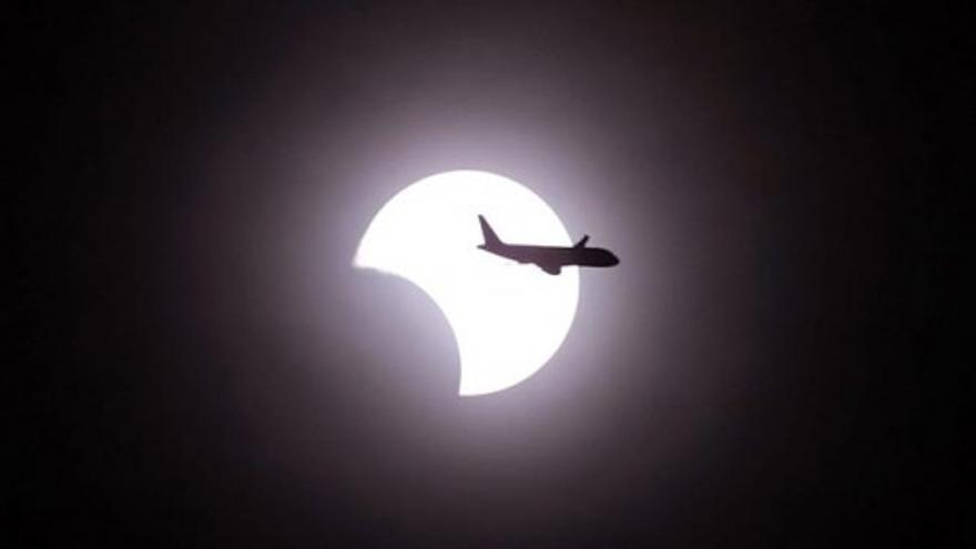 Cientos de personas presencian en Tokio un eclipse anular solar