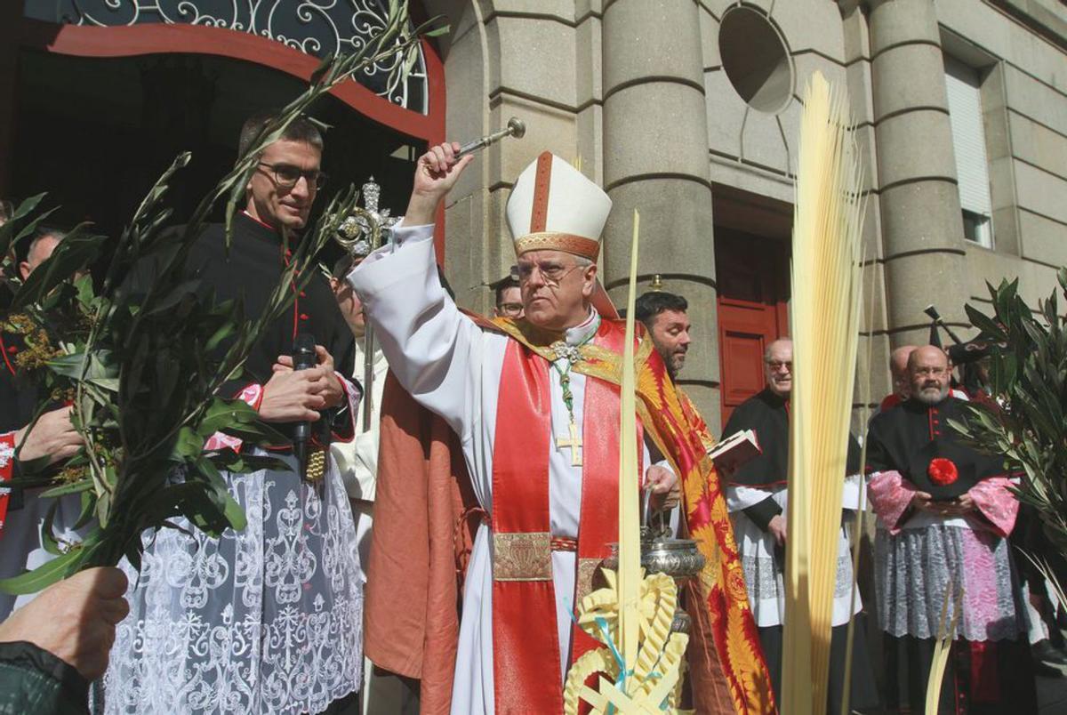 El obispo durante la bendición de palmas y olivos. |   // IÑAKI OSORIO