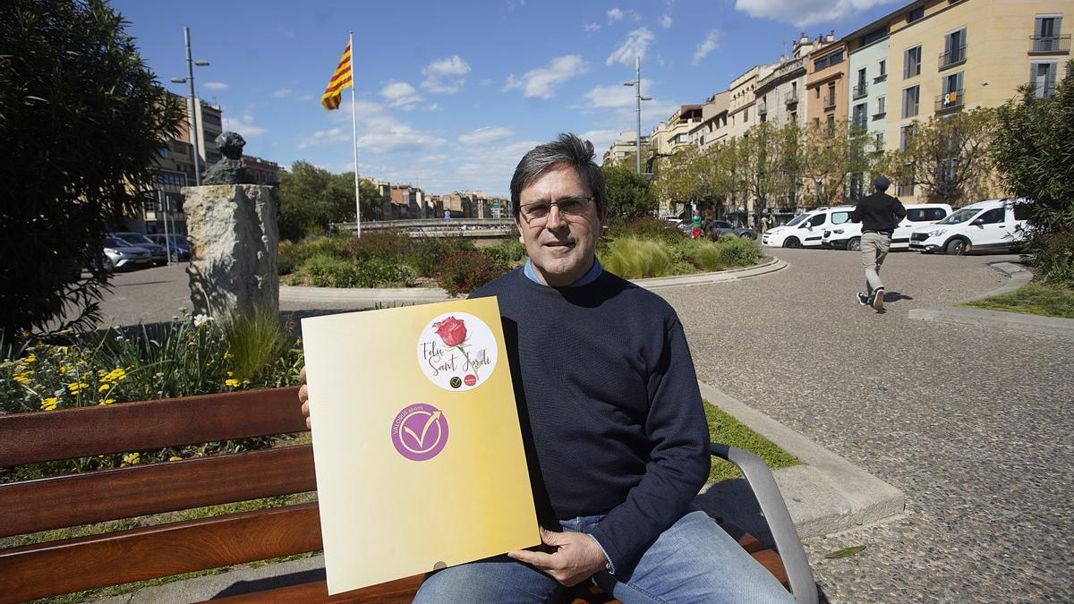 Delgado, amb el llibre Valorus Pro Dones i Vida, ahir a la Plaça Catalunya