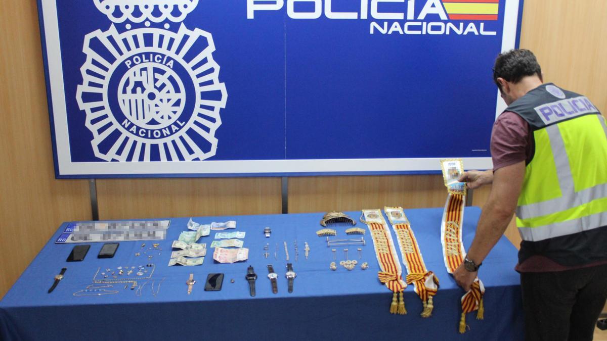 Joyas y efectos intervenidos a los detenidos, que los vinculan con los robos.