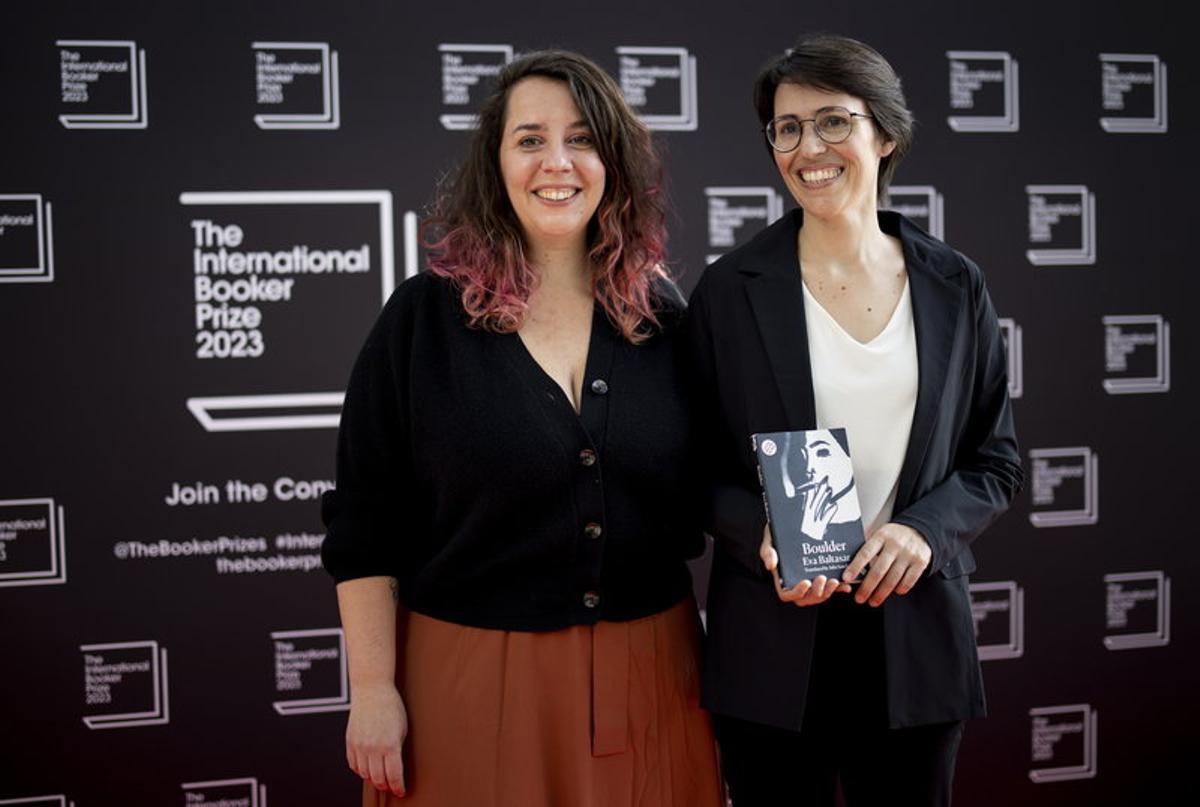 Eva Baltasar, finalista del Booker Internacional en 2023, junto a su traductora Julia Sanches