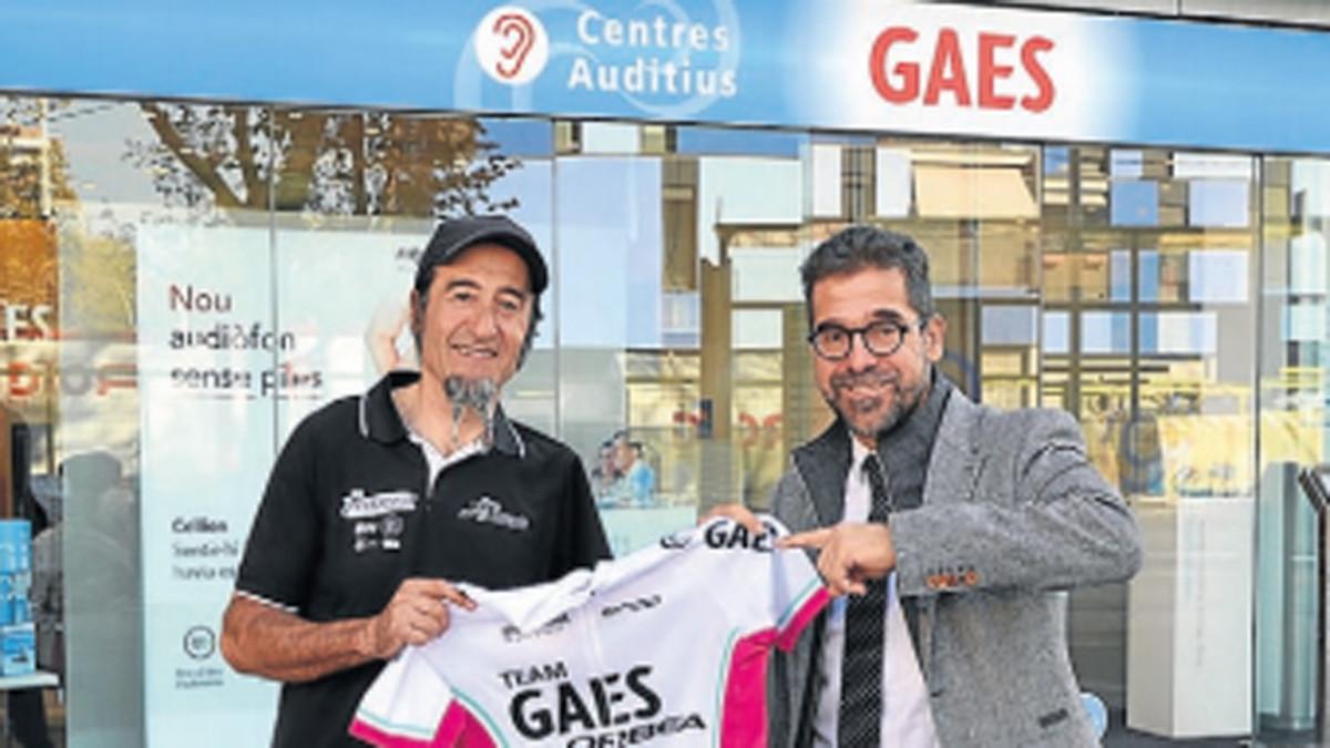 Juanjo Méndez, con Antonio Gassó delante de la sede de Gaes